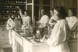 Фотография. Практикум по фармакологии в Ставропольской психиатрической больнице. 1930-е гг. Из фотоальбома главного врача А.Я. Доршта 1939 г.